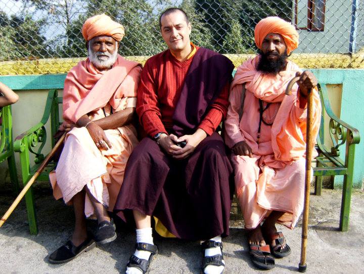 Edu, ao centro, no Monastério de Sonada, na Índia. Com ele estão dois Hindus (Foto: Arquivo pessoal)
