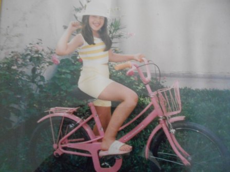 Essa eu (acho que tinha uns 6 anos) com a bicicleta que ganhei de presente do meu pai