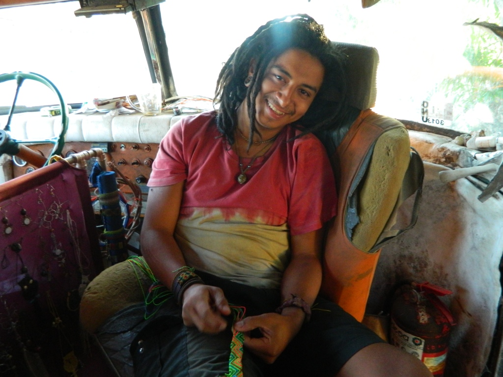 Adrian dentro do ônibus antigo onde viajava pelo Brasil com amigos