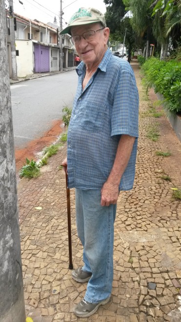 Duas vezes ao dia, Reinaldo Schich  cainha até o final da rua onde mora e volta para exercitar as pernas
